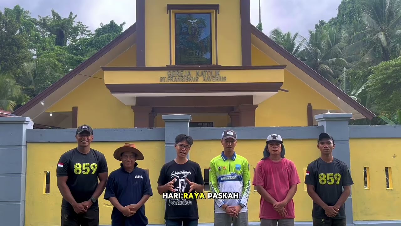 Prajurit Yonif TP 859/RBK Laksanakan Karya Bakti Bersama Pengurus Gereja St. Fransiskus Xaverius