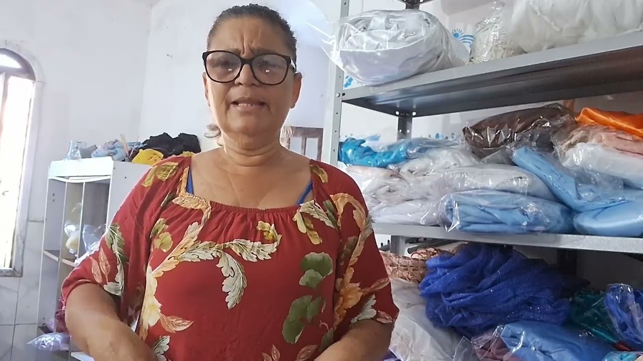 Continua a costura  da saia de estampa  Africana