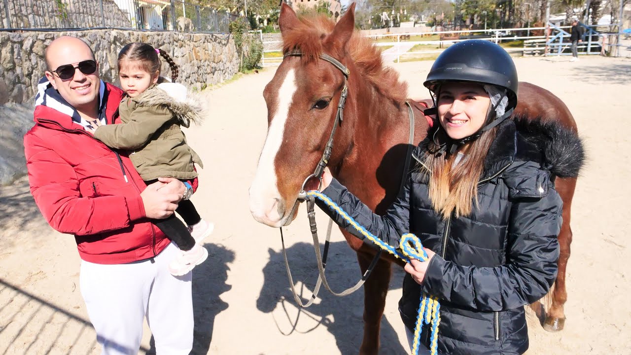 Çocuklar için eğlenceli video.Ayşe ile Defne at çiftliğine gidip ata biniyorlar.Okul öncesi etkinlik