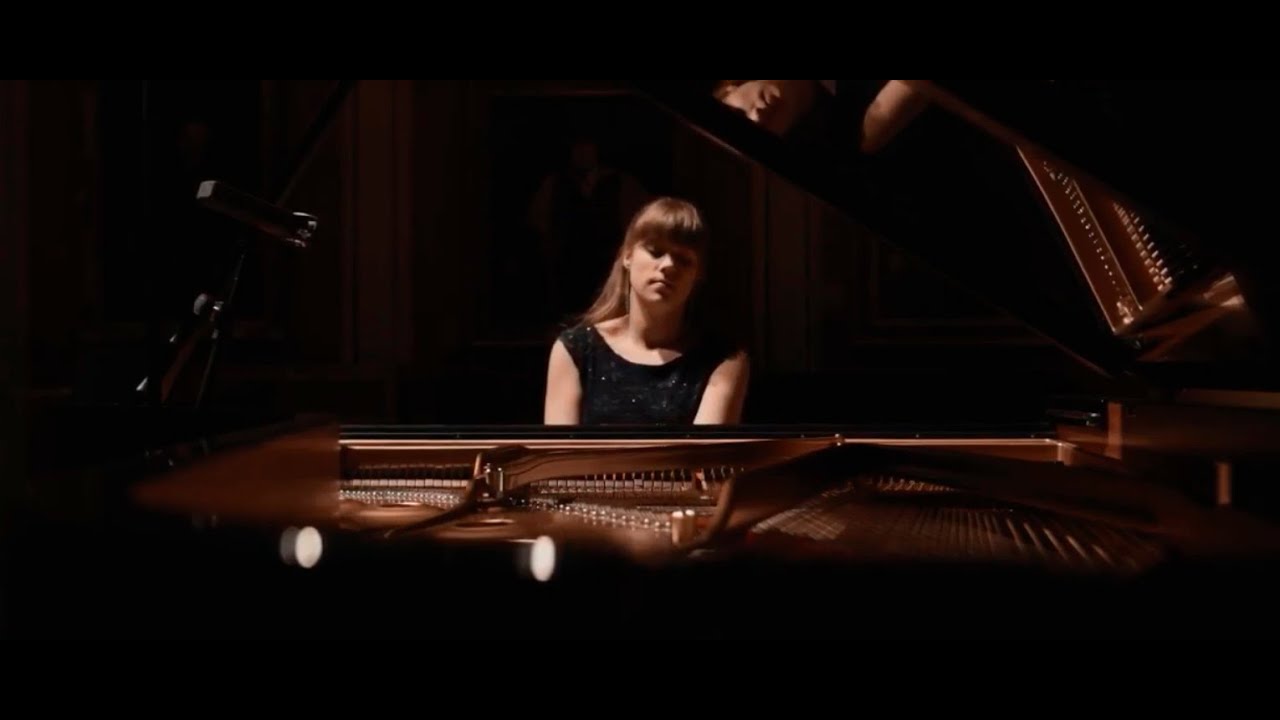 Szałucka plays Ravel - Sonatine