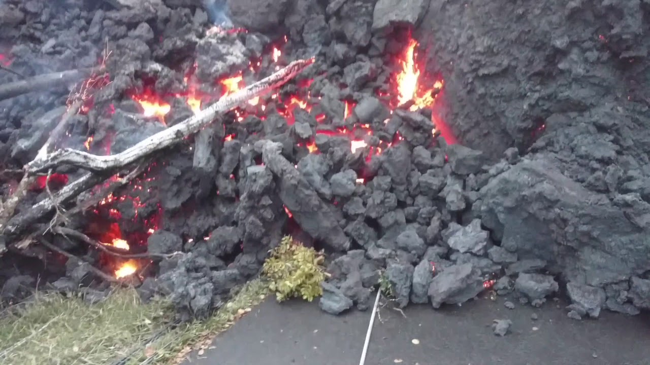 Kilauea Volcano Eruption Update A'a lava flow on Kahukai and Kaupili 5:36 AM May 26, 2018