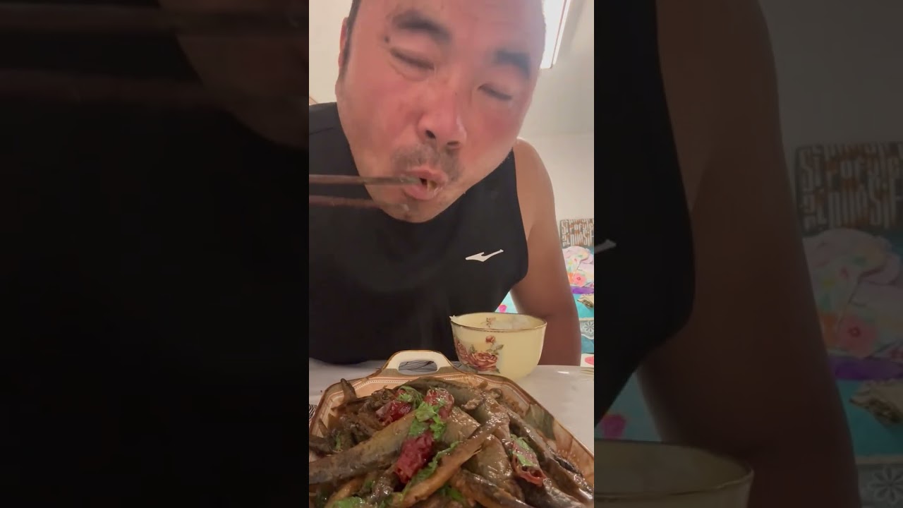 The uncle ate loach without spitting out the bones; it was incredibly delicious! (Food show)