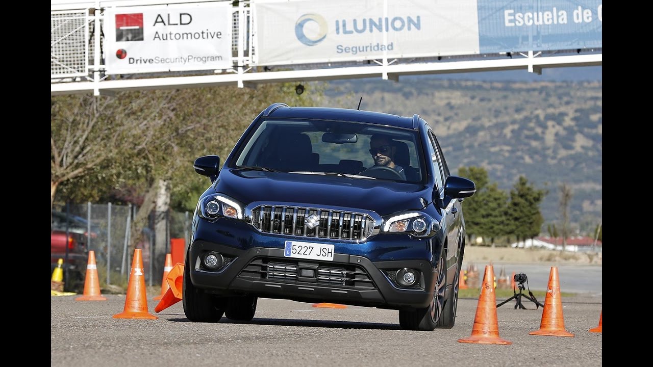 Suzuki S-Cross 2017 - Maniobra de esquiva (moose test) y eslalon | km77.com