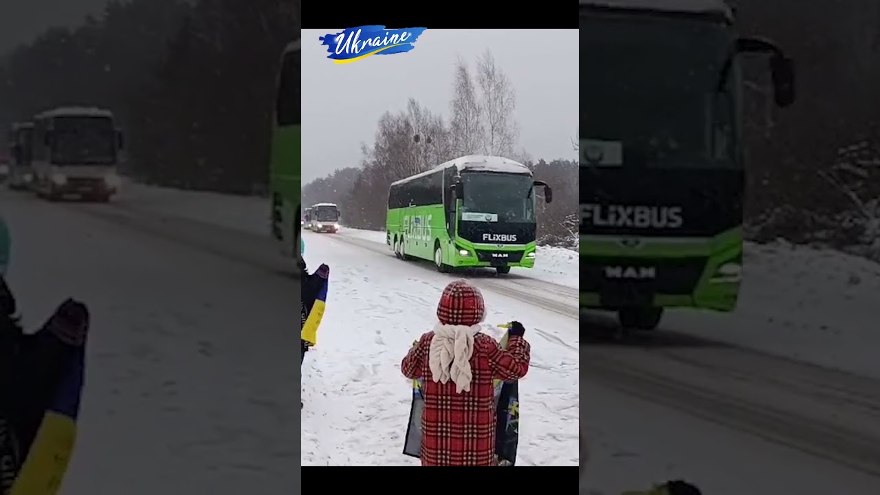 Дітки з прапорами зустрічали наших воїнів з полону. Обмін полоненими 05.02.2026