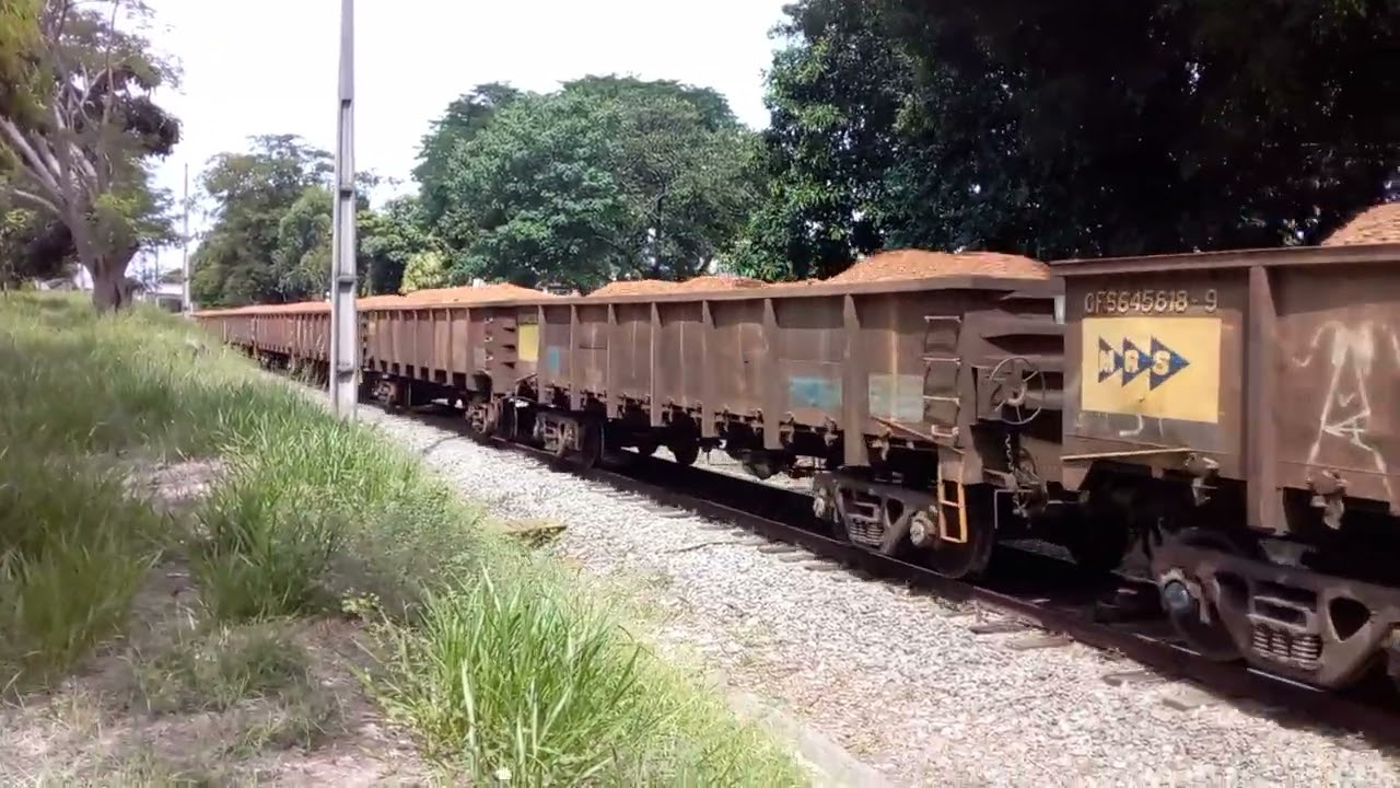 Trem da MRS passando em Taubaté com vagões bauxita com locomotiva AC44I 7231-4 liderando.