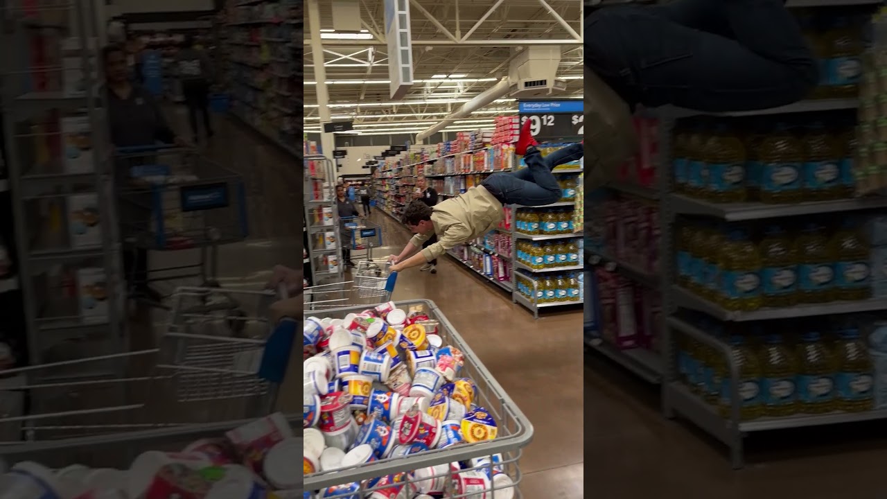 What's going on in Walmart these days?! 🤣🫣  -  🎥 Viralhog