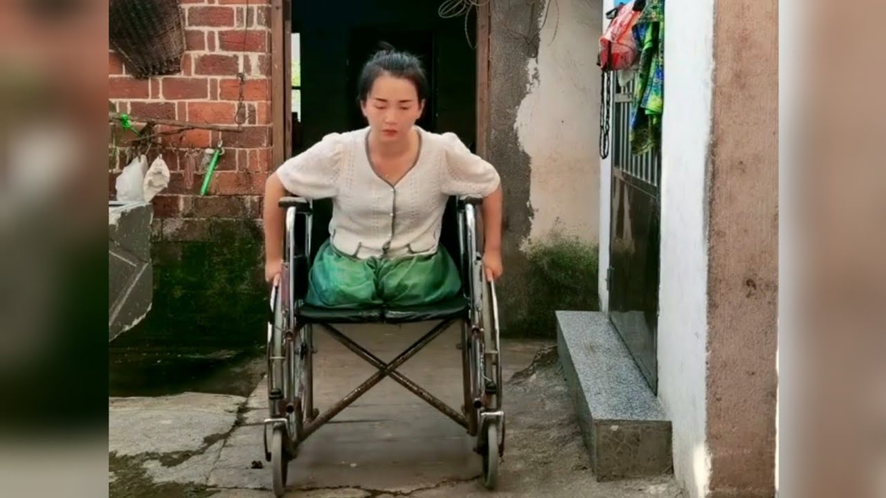 Amputee Lady Pulling Her Wheelchair Hard | DAK Amputee Girl | Amputada