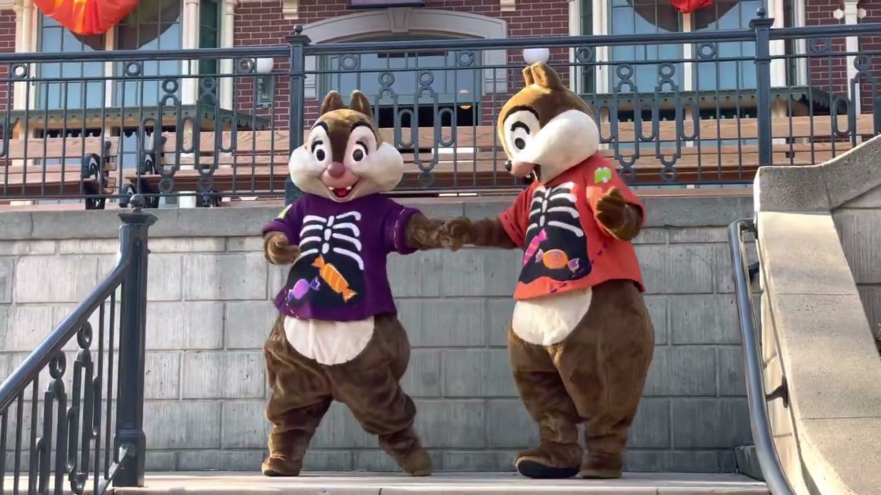 Chip and Dale Dance for Candy! // Disneyland