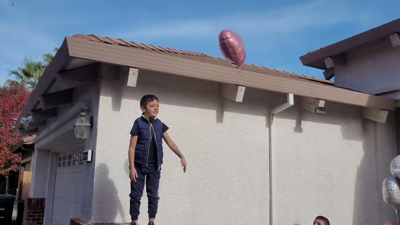 Again, flying helium balloons🎈 🎈 🎈 🎈 🎈 😍