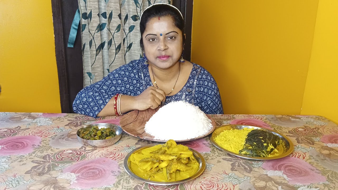  খাবারে আছে ভাত। বেগুন দিয়ে মেথি শাক ভাজা। পুঁটি মাছ দিয়ে ওলকপির ঝোল। আর কি কি খেলাম ??🤔🤔🤤😋👌👌