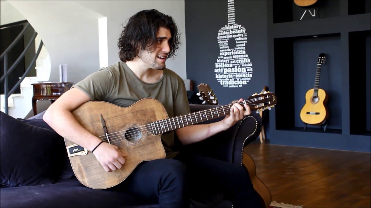 Adrián Salcedo toca una Maccaferri MR