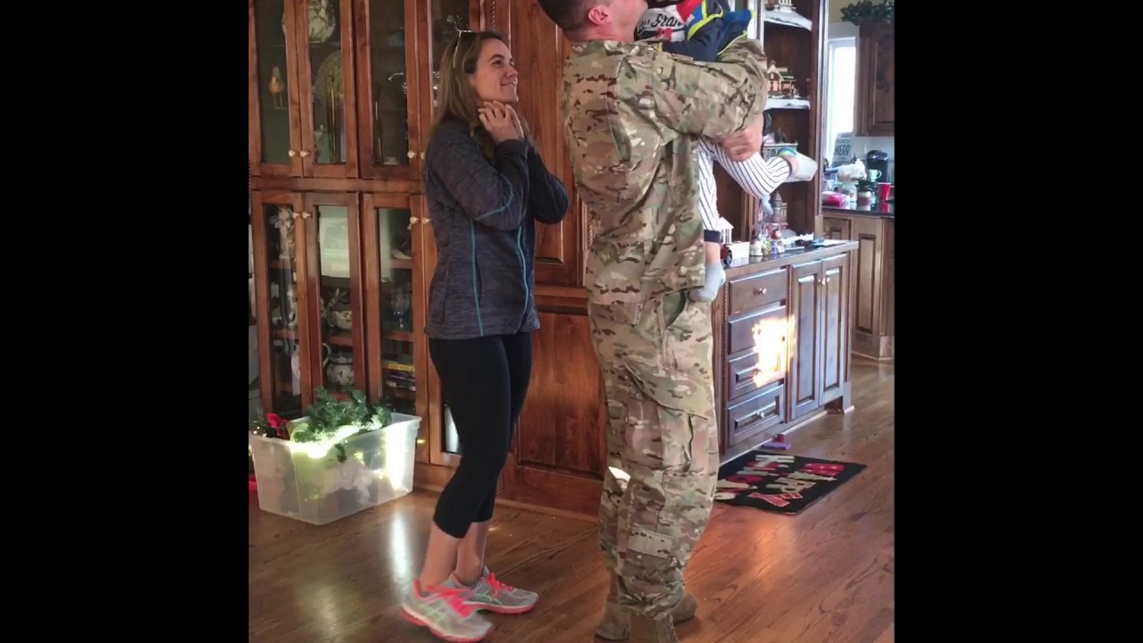 Soldier surprises his family before Christmas!