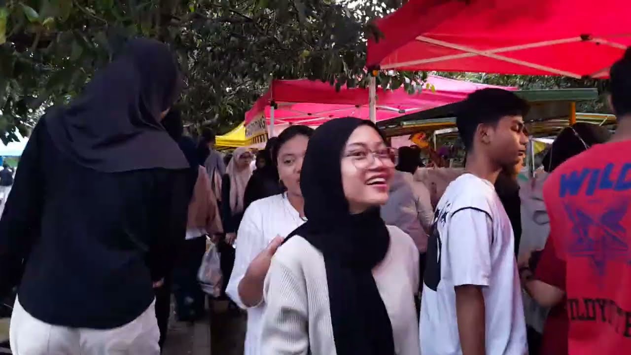 Heartwarming Tradition of Takjil War   @Tari Luhur