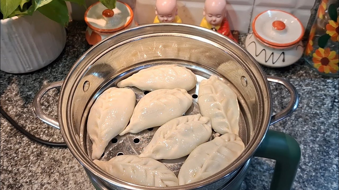 গ্যাস বাঁচানোর জন্য আজ এতেই বানালাম জ্যুসি চিকেন মোমো আর চাটনি| chicken momo with chutney recipe