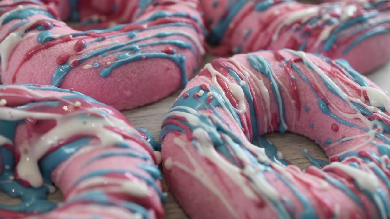 Making Raspberry Donut Bath Bombs