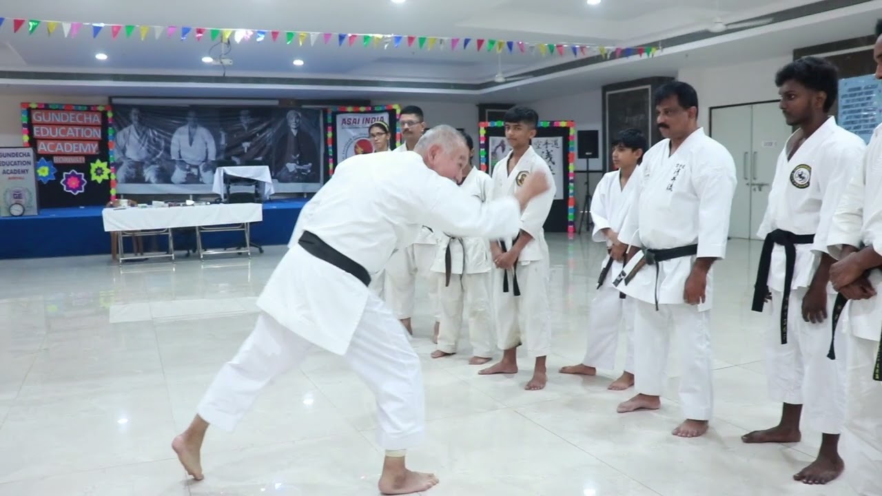 Kumite Kihon caution: How to position your body correctly when you need to punch far