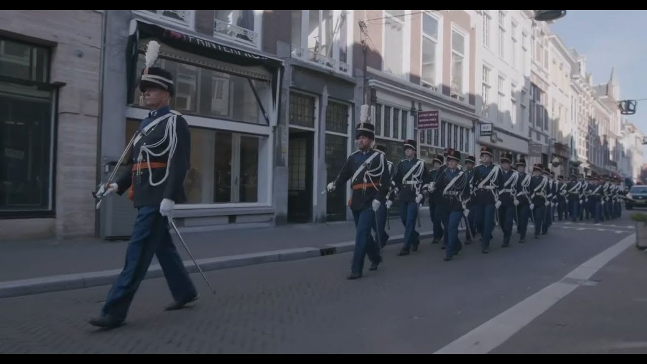 Loop mee met de erewacht van de Marechaussee