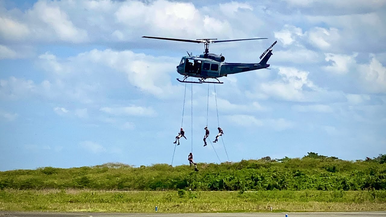 Simulacro de interceptación. Fuerza aérea Dominicana.#fard #uh1h #uh1 #bell #huey #75aniversariofard