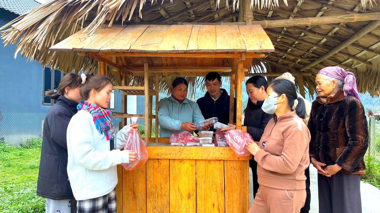 COI and LAI made fried spring rolls together to sell, and they sold out quickly.