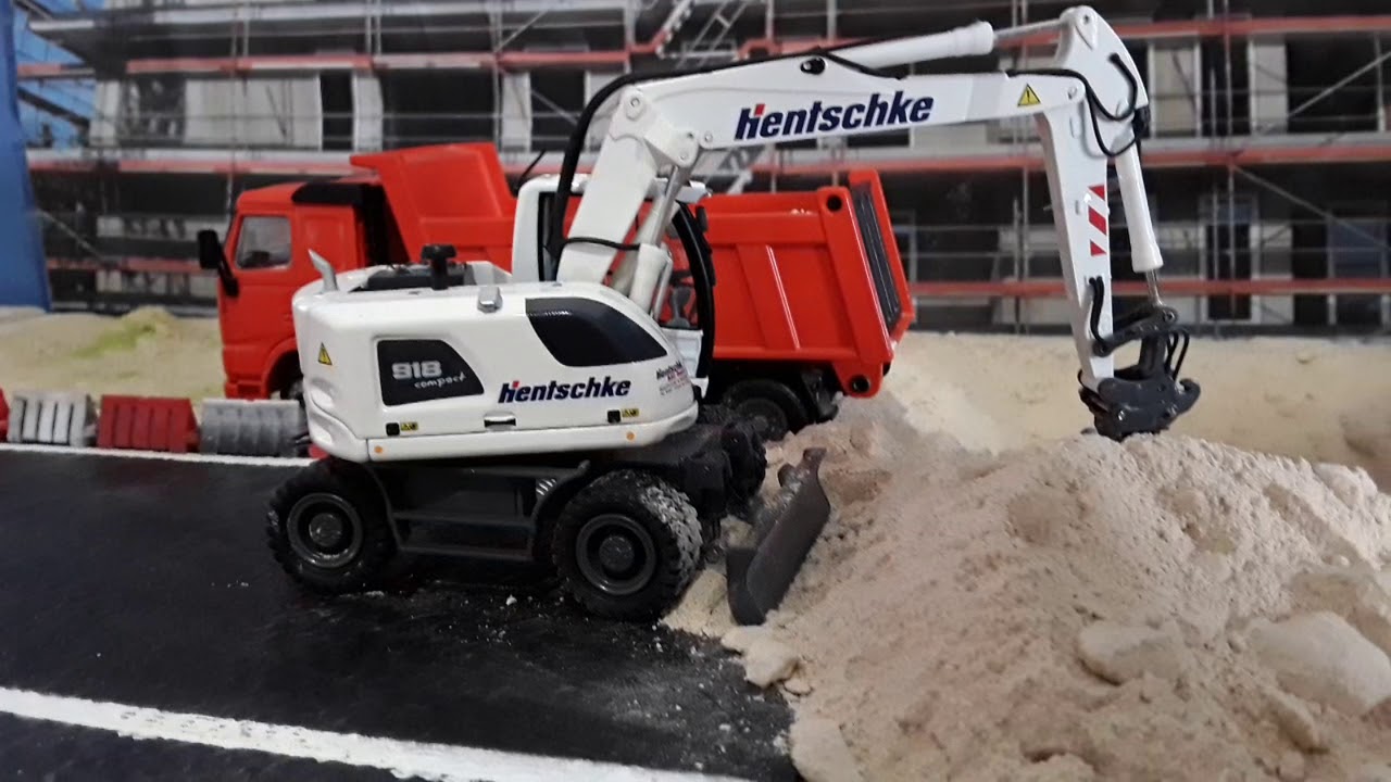 Diorama 1/50 . Liebherr A918 Compact Litronic cargando volquetes Mercedes Benz Actros y Volvo Fh 12