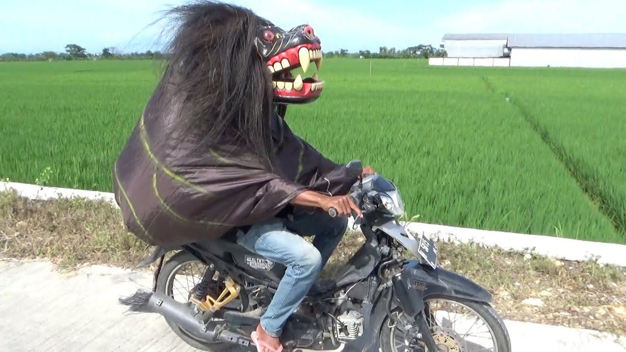 Barongan ireng naik motor ikut lari-lari barongan warna-warni