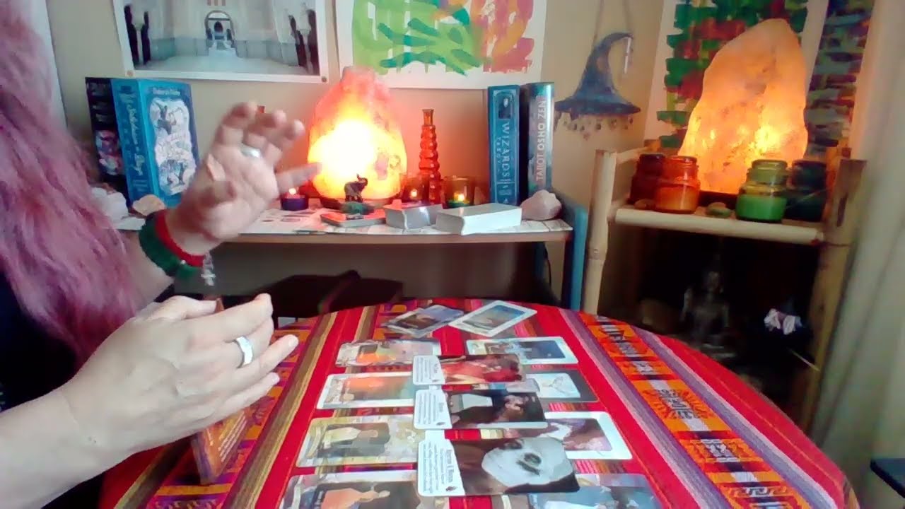 ARIES!! 🔮 Alguien te observa, te ve como potencial pareja!! Ojo con los celos profesionales!!