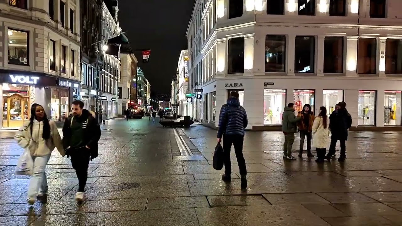 Oslo walk saturday night. Karl Johans gate: Spikersuppa - Jernbanetorget.