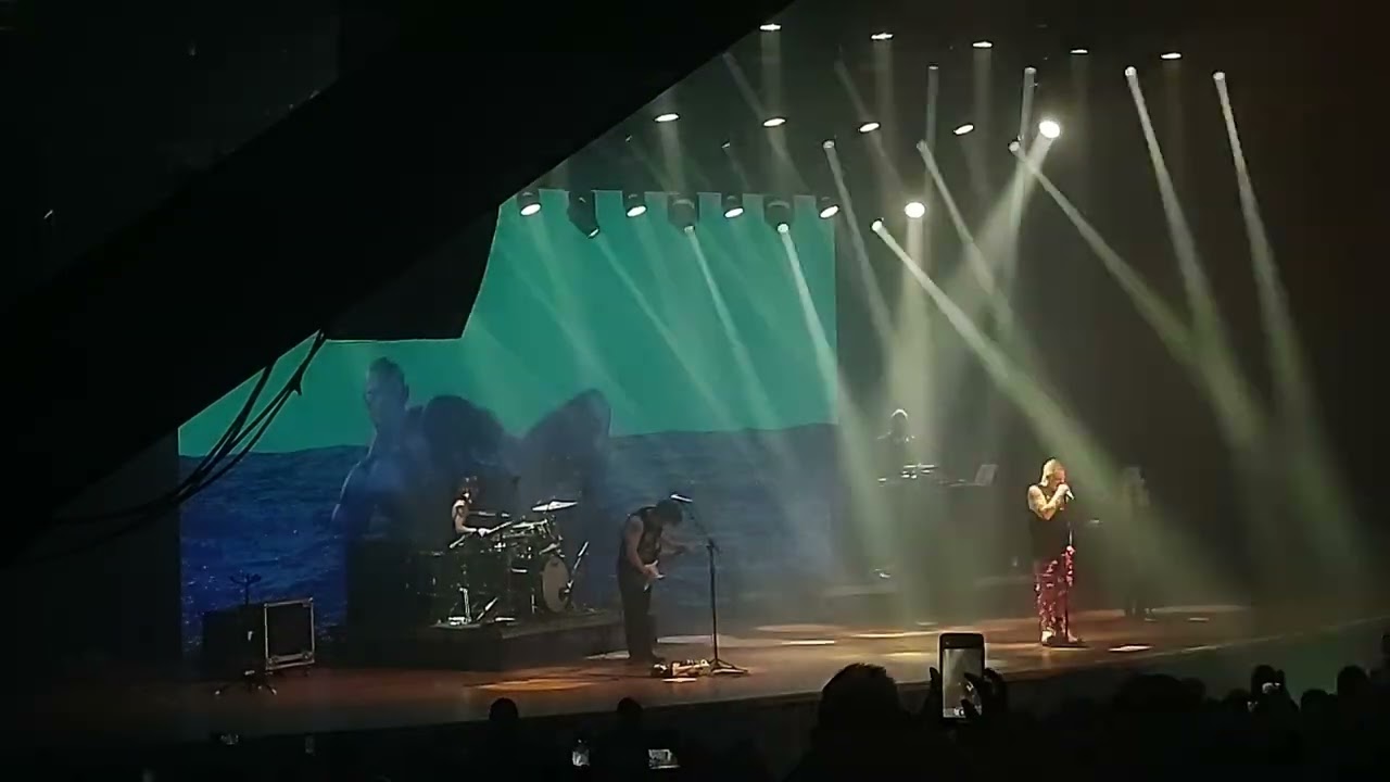 'Chorus, intro: Breathe (Erasure cover)', Andy Bell e banda ao vivo em Porto Alegre-RS.