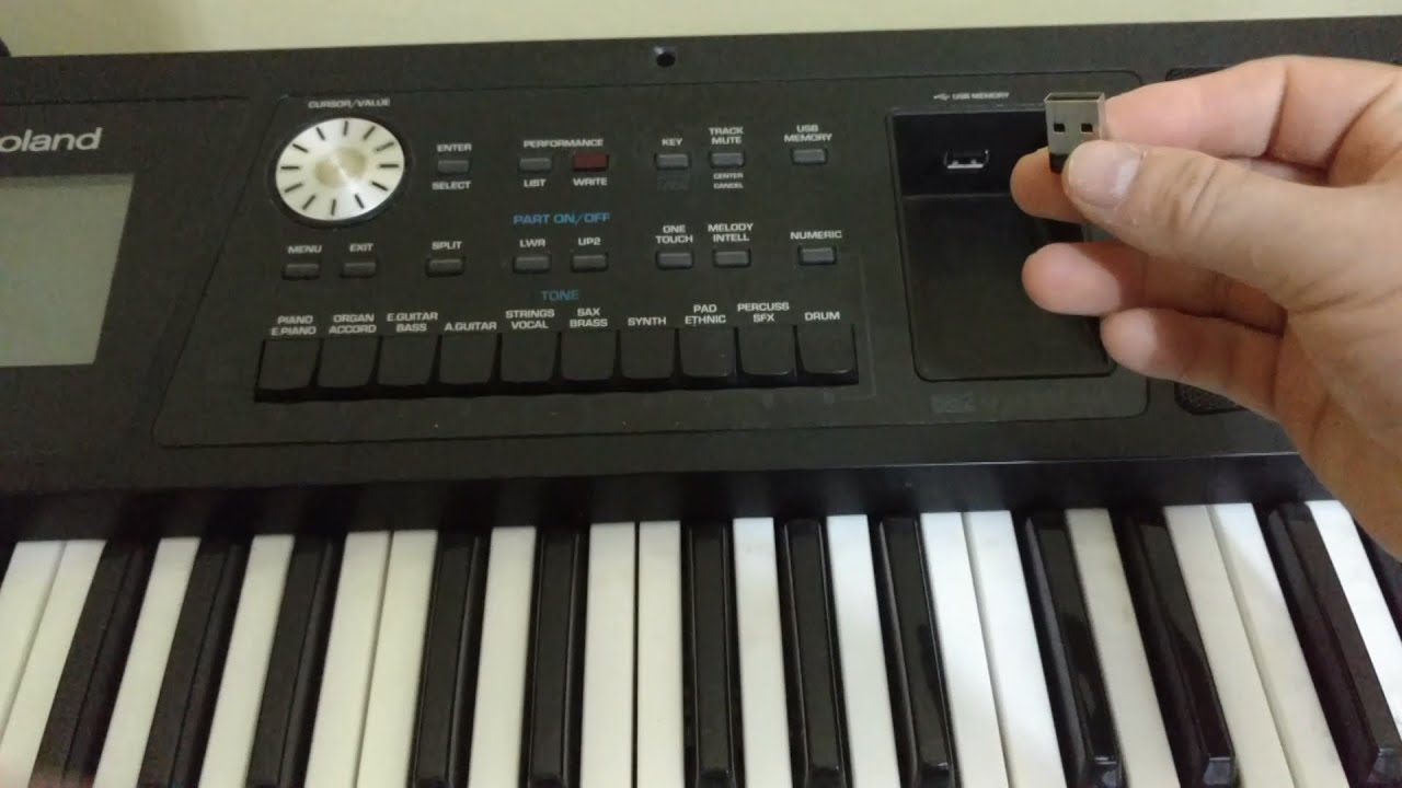 Como atualizar o Teclado Roland Bk5 - Vídeo completo: desde baixar e o manuseio do equipamento