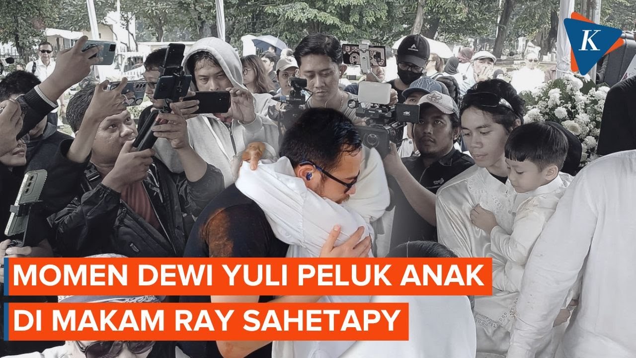 Momen Dewi Yull Memeluk Surya Sahetapy Saat Pemakaman Ray Sahetapy