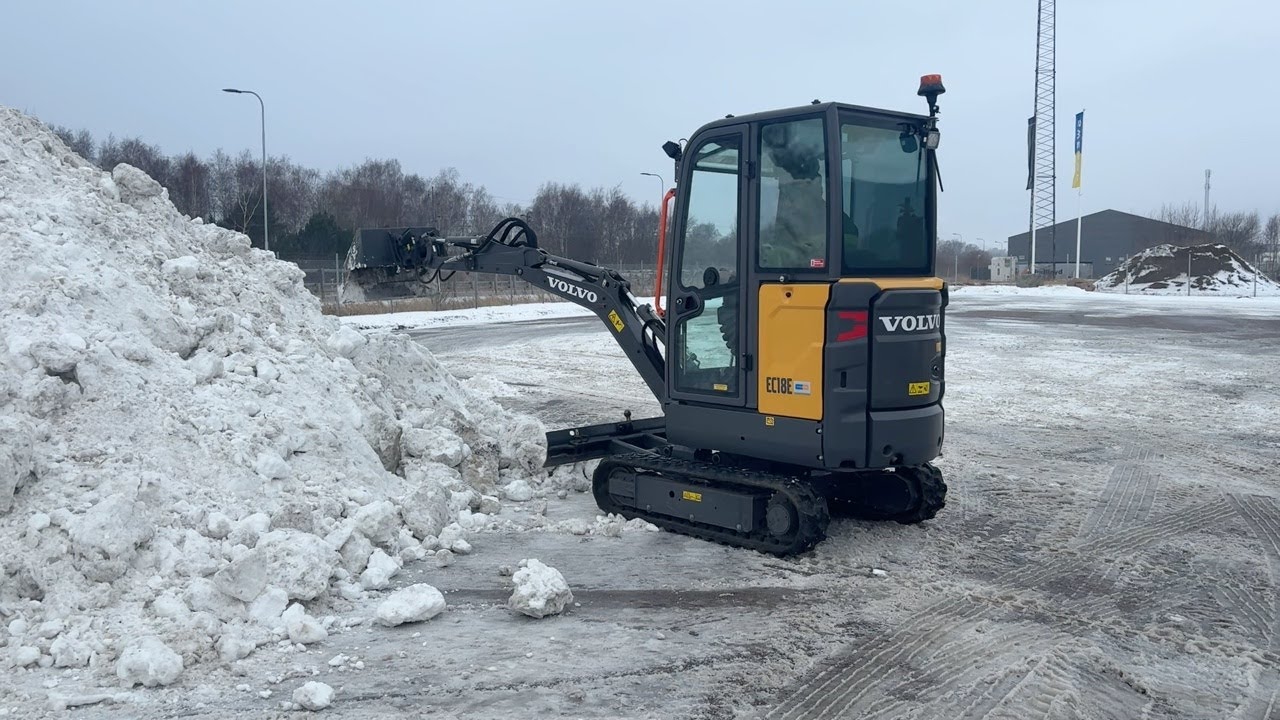 Köp Grävmaskin Volvo EC 18E med släp och 4 redskap på Klaravik