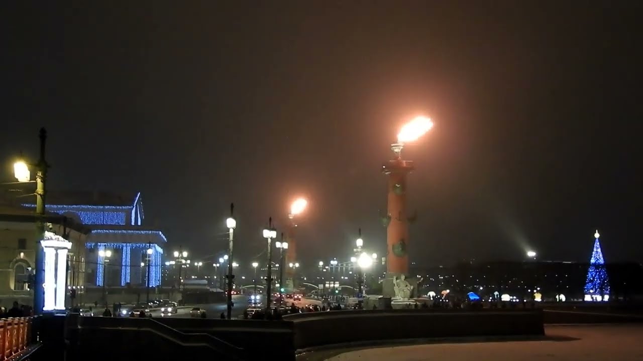 Как горят факелы Ростральных колонн (18.01.2026) 