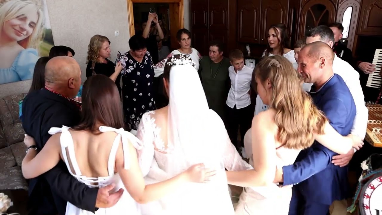 Наречена заводить танець з родиною Шіді-Ріді band