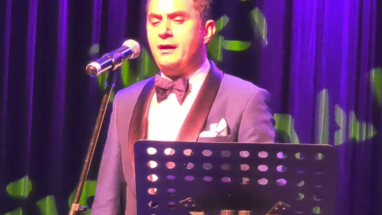 Bekir Ünlüataer  Vardım ki yurdundan ayağ göçürmüş