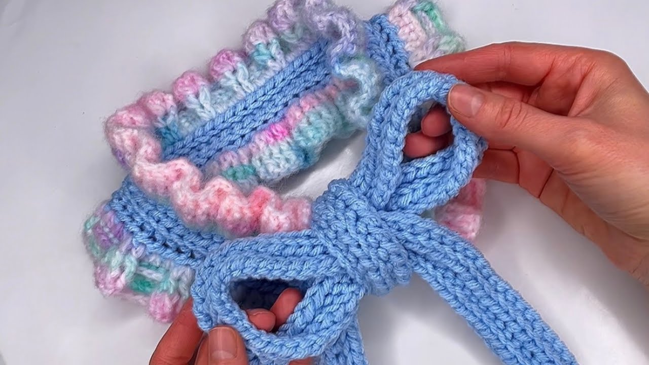 This crochet ruffled neck warmer is a true work of art! Very elegant and so easy to make! 🧣