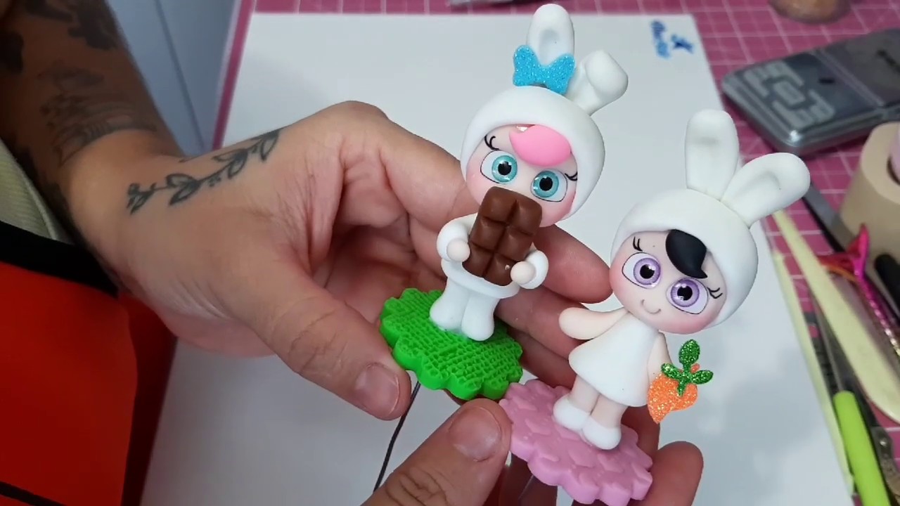 Bonequinha de Touca Coelhinha em Biscuit (Enfeite de Chimarrão)