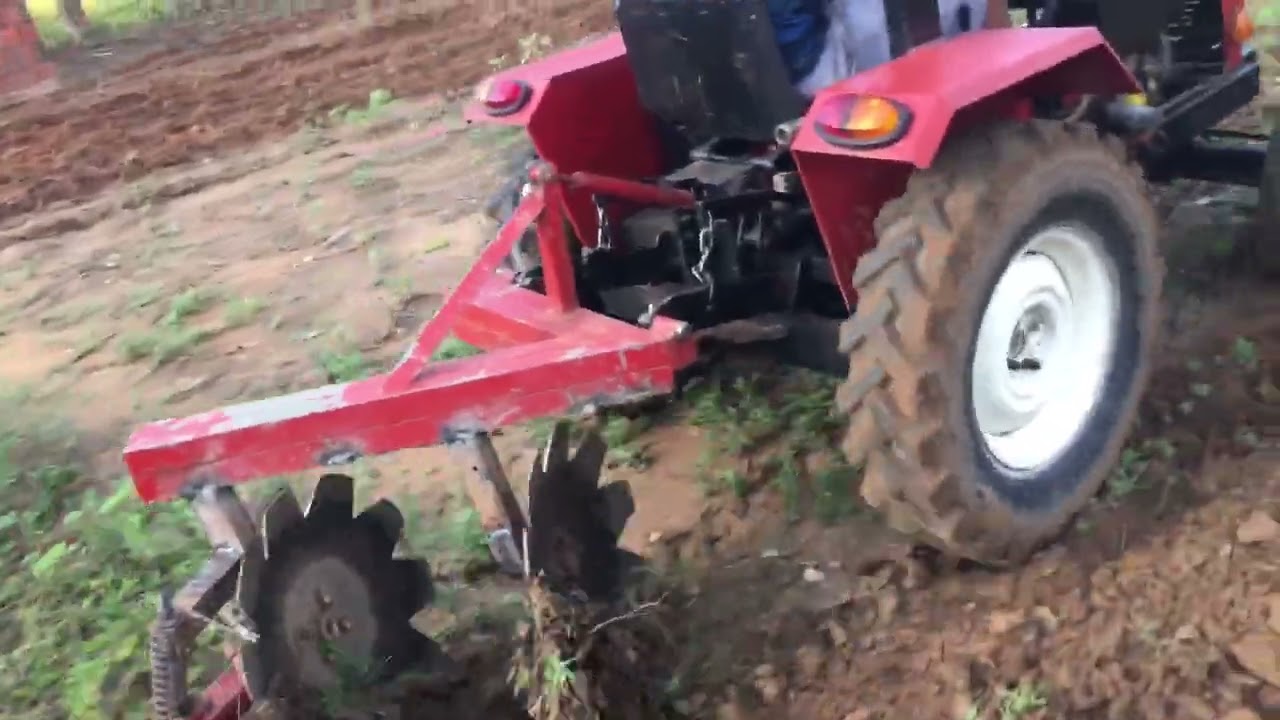 Cortando terra com trator caseiro
