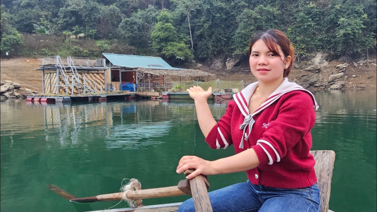 The girl built bamboo walls for her floating house on the lake.