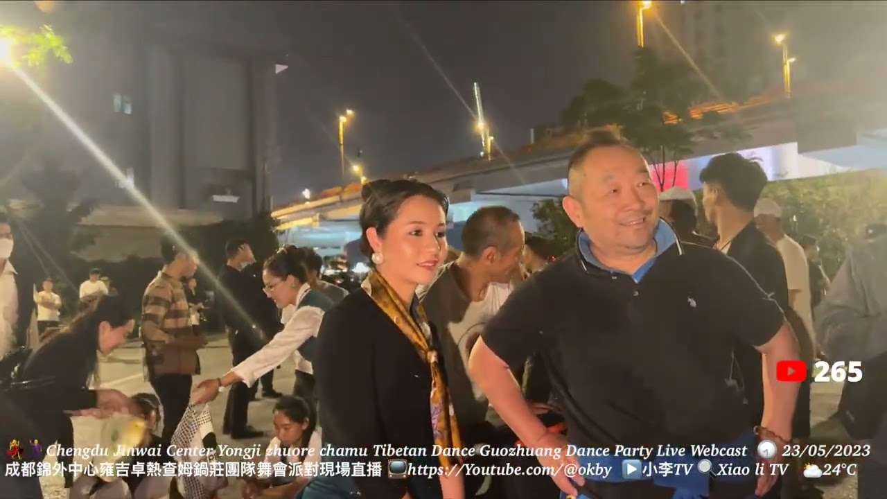 和雍吉合影的粉絲太多太多了There are too many fans taking photos with Yong Ji