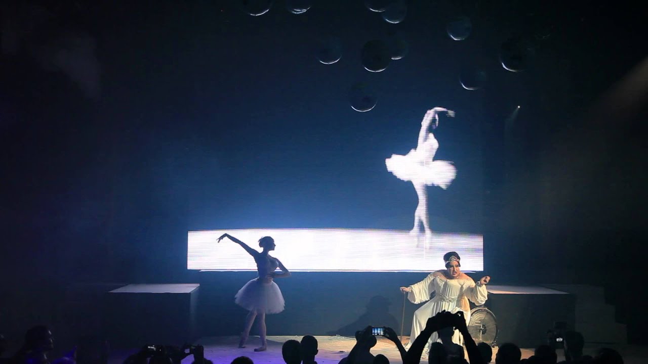 מיס לילה קרי וויגסטוק 2014 - Indila - Tourner dans le vide
