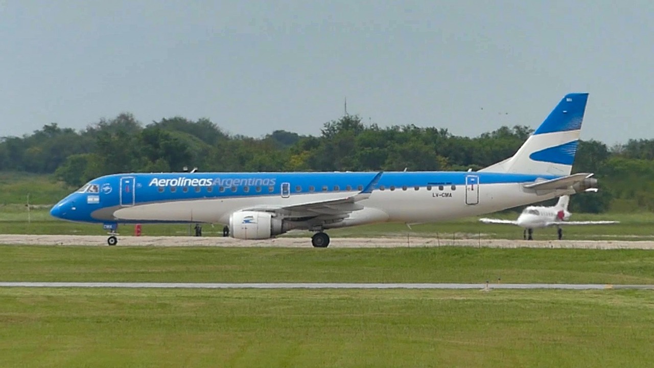 Aerolíneas Argentinas Embraer E190 LV-CMA aterrizaje por Pista 01 + Rodaje a Plataforma