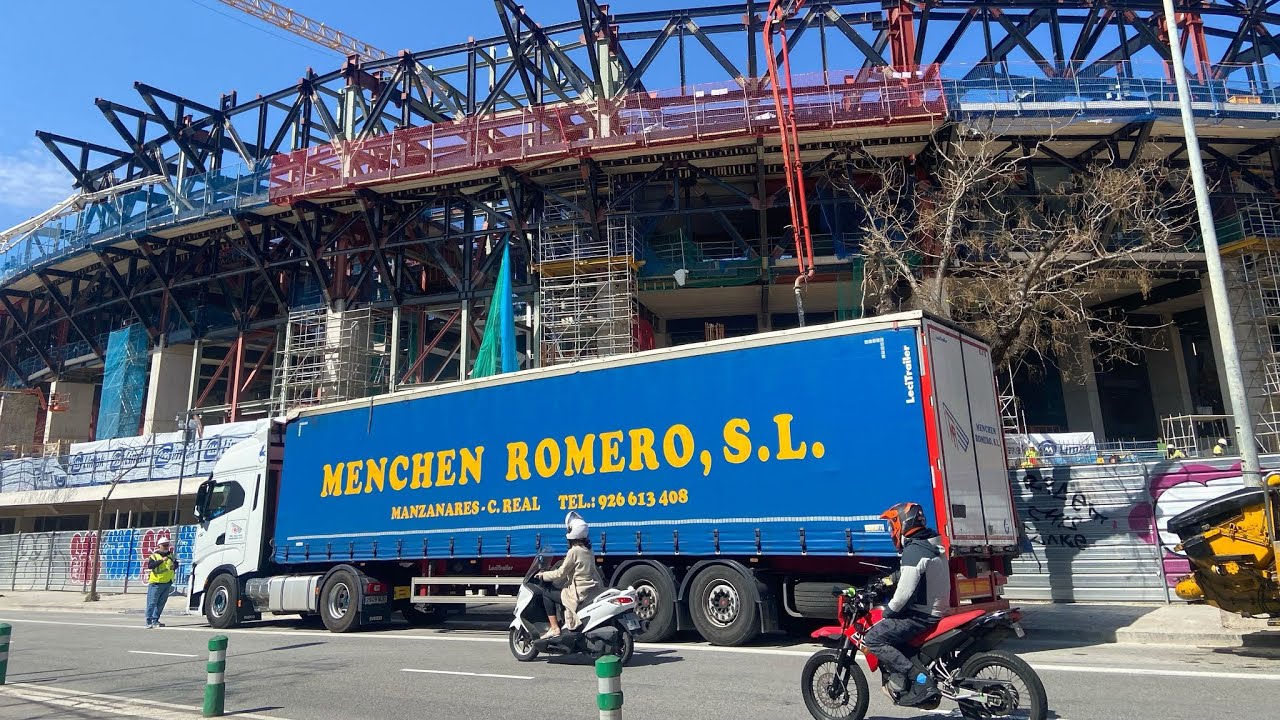 Para ir al Camp Nou con el camión.🦺🚛  BARCELONA.