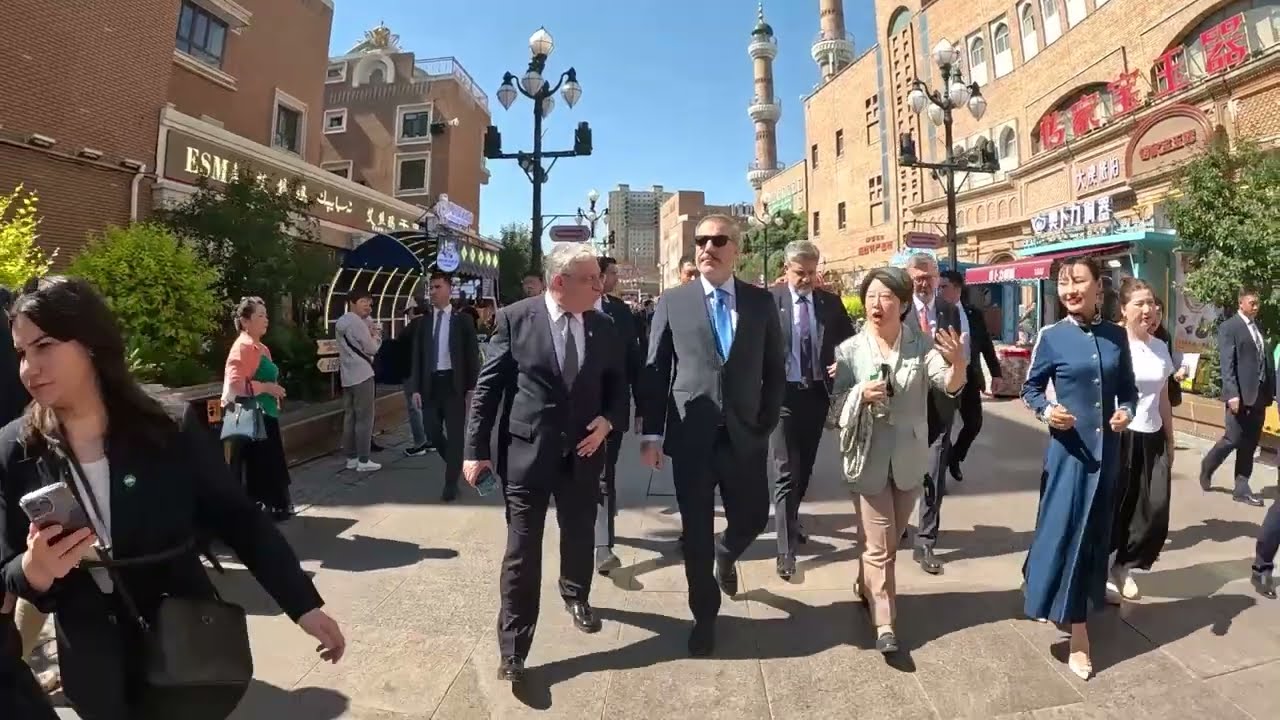 Dışişleri Bakanı Hakan Fidan'ın Urumçi'de çarşı ve cami ziyaretleri