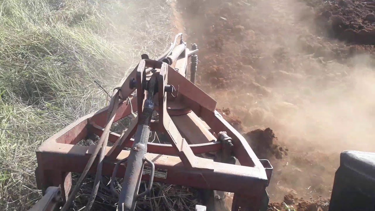 Trator valtra a950 e a 750 arando terra , arado st isabel