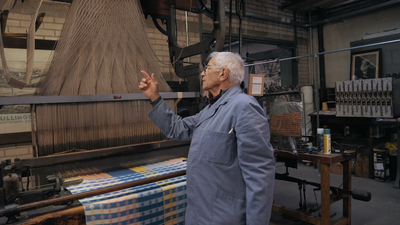 Weberei-Meister Kurt Treftz erklärt den Jacquard-Mechanismus