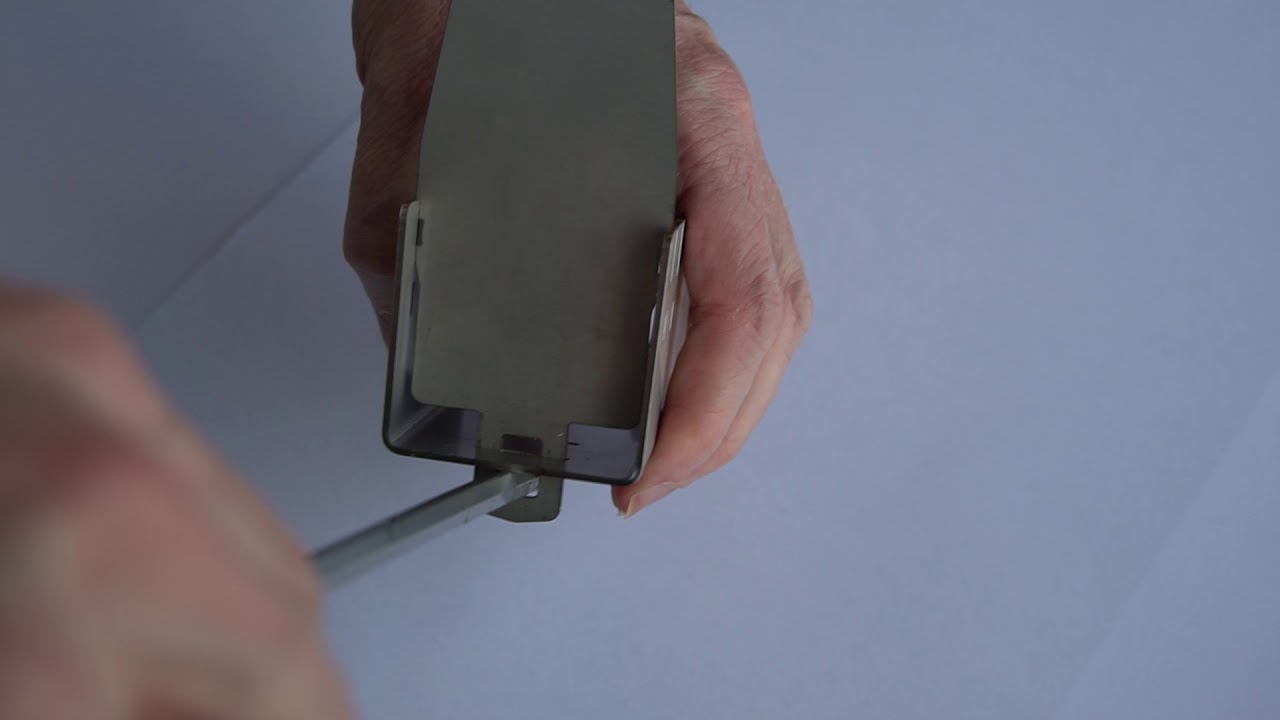 Fastening solutions | Metal plate lock with screwdriver