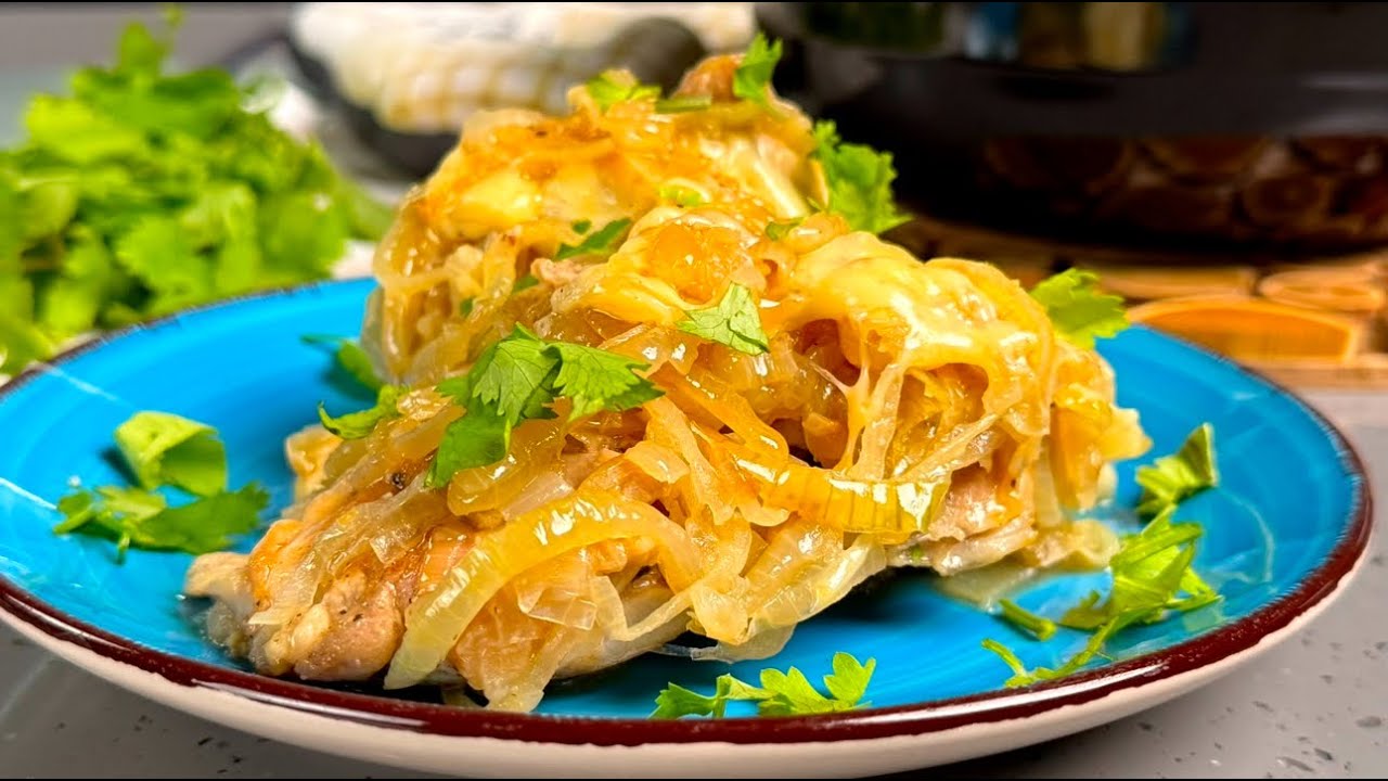 Все просто: и приготовление, продукты - лук и КУРИЦА , но как же ВКУСНО получается! Жаркое 