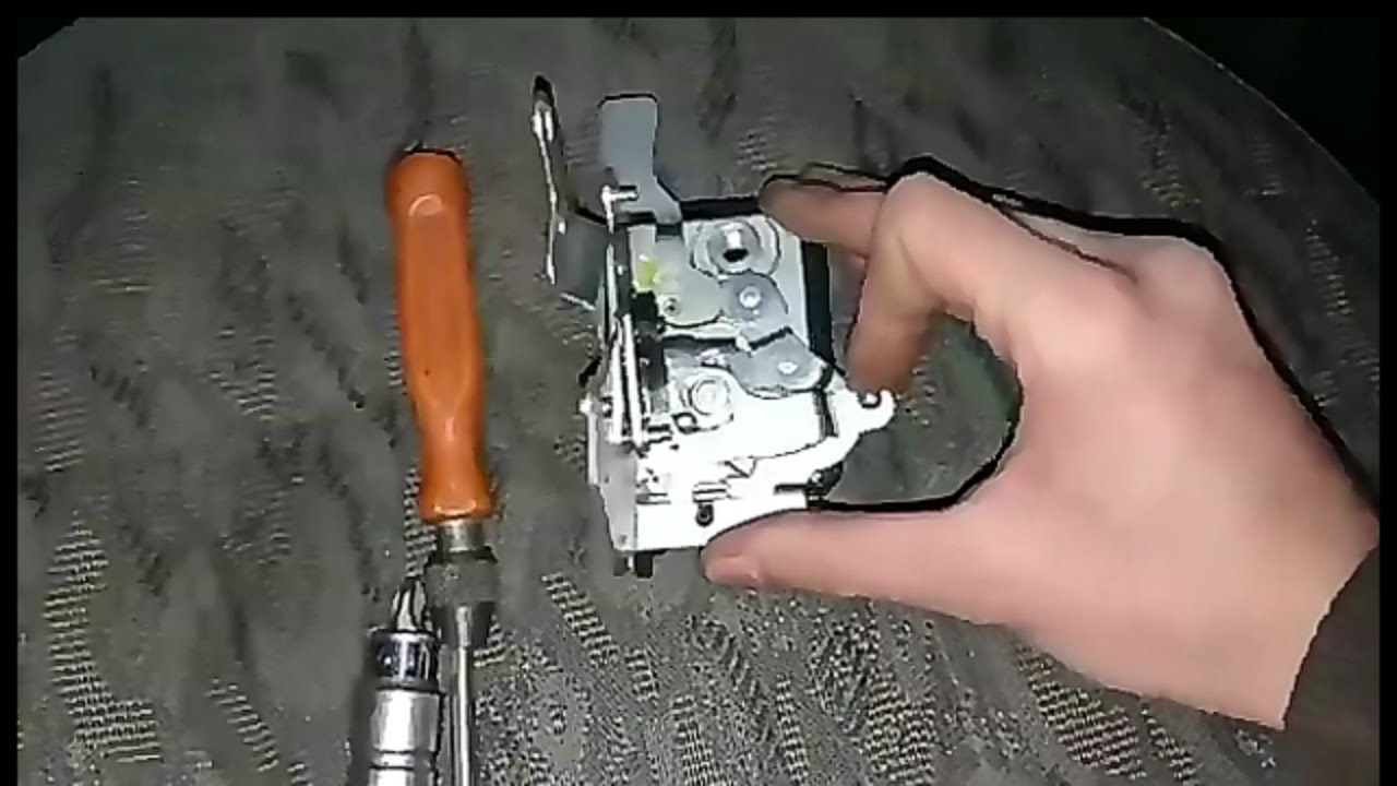 Як відкрити двері на ВАЗ 2109-99. Заклинила дверка? Не проблема!