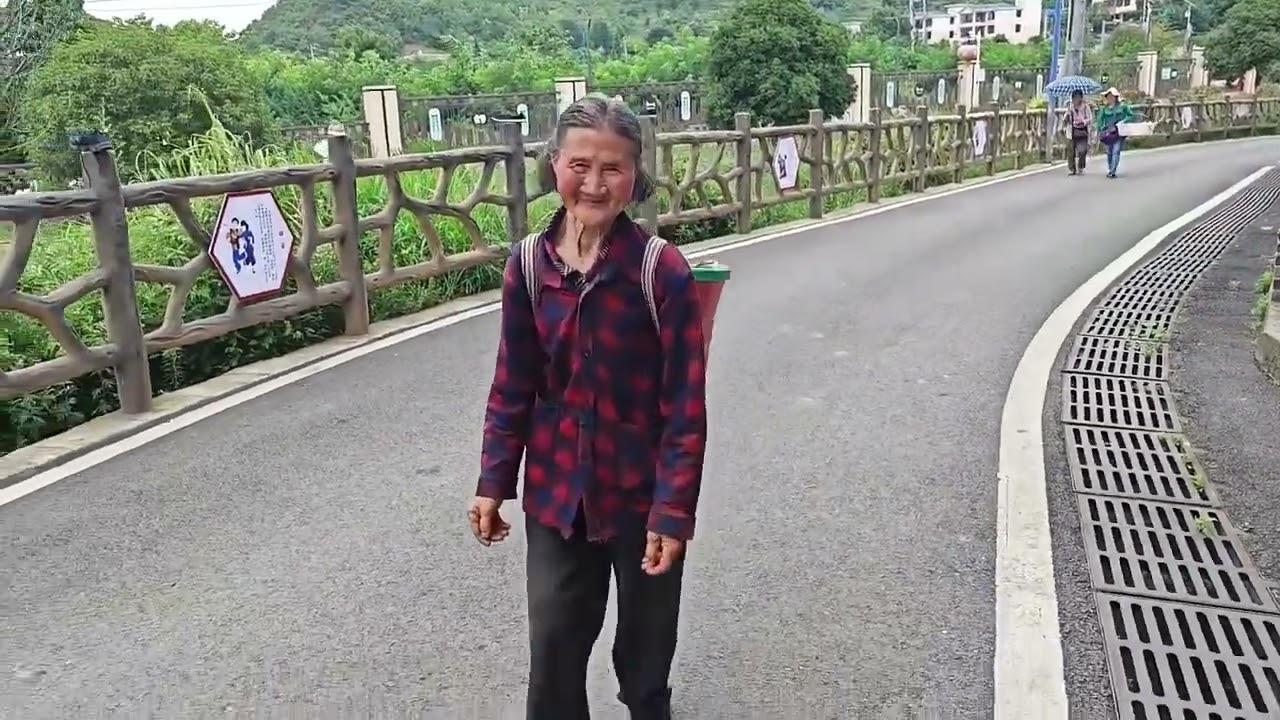 八十一岁奶奶每天四点起床，坐一个多小时公交卖菜，风雨无阻 