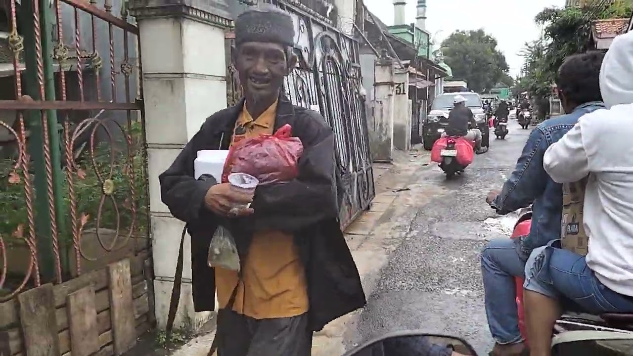 Berbagi nasi ,di jalanan # habis hujan tetap di bagikan
